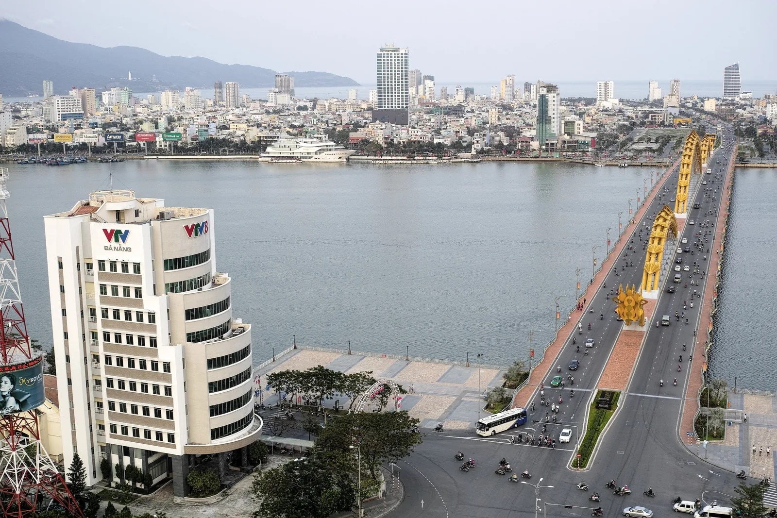 Sông Hàn, cầu Rồng và các tòa nhà ven sông nhìn từ trên cao