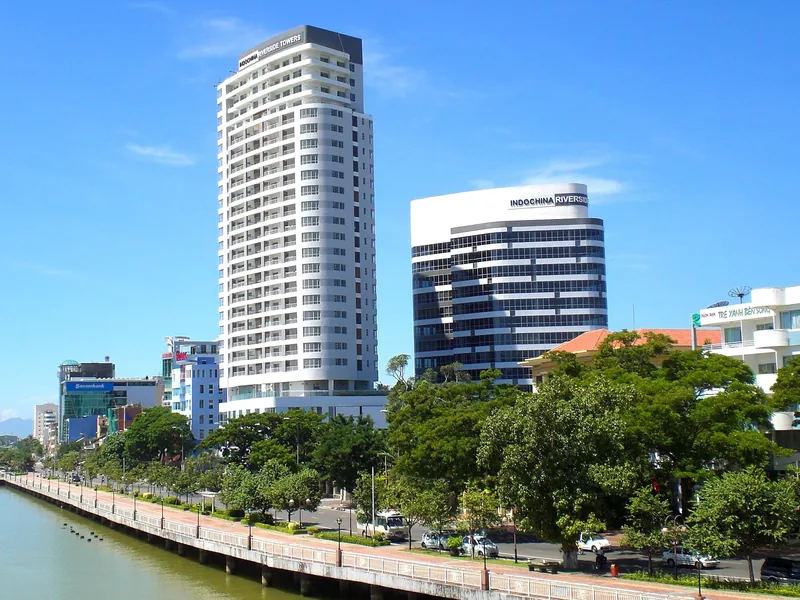 Dãy nhà cao tầng dọc đường Bạch Đằng bên sông Hàn dưới trời xanh