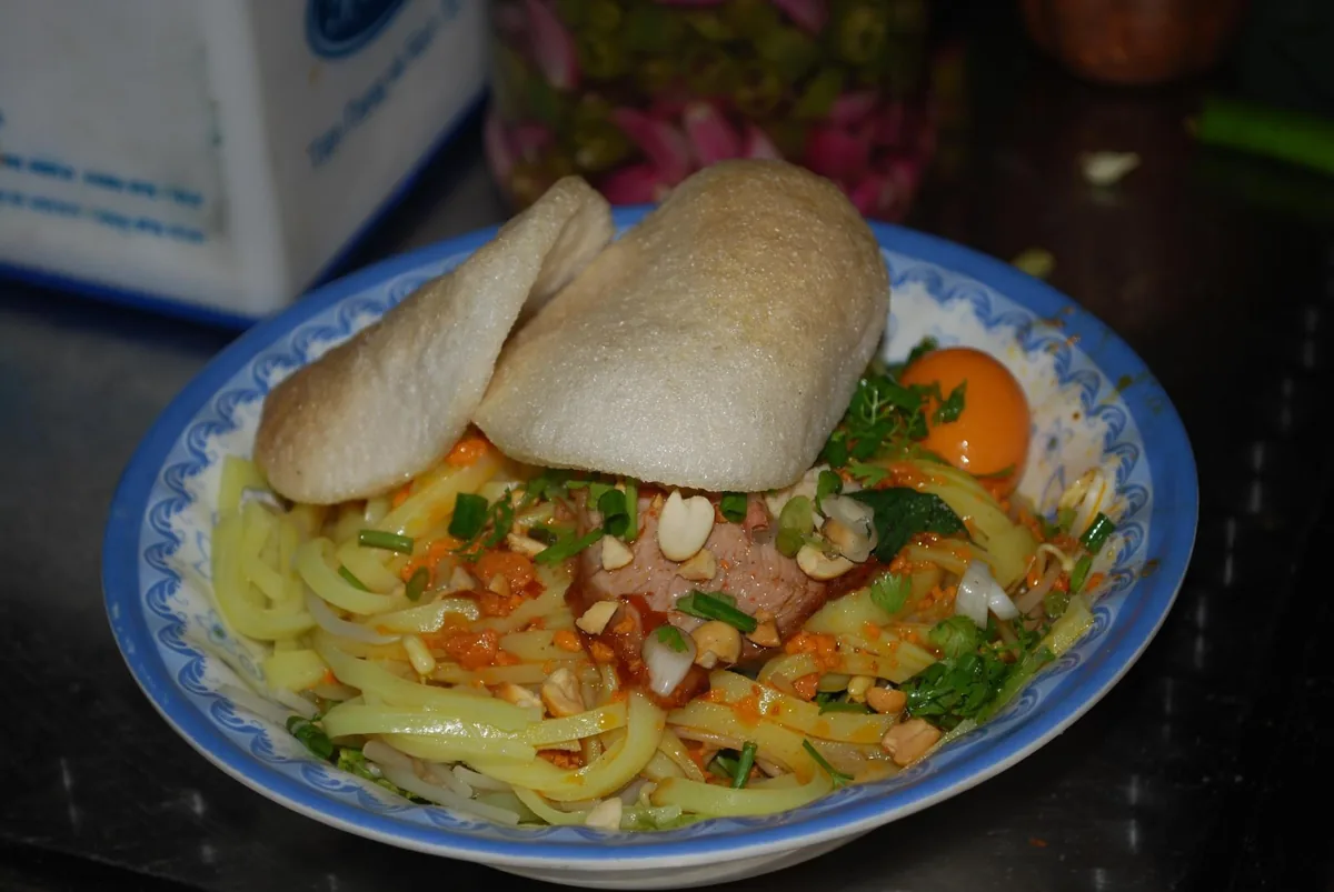 Tô mì Quảng với thịt heo, trứng, rau thơm, đậu phộng và bánh tráng giòn
