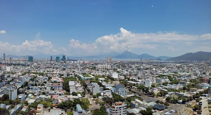 Toàn cảnh thành phố Đà Nẵng nhìn từ trên cao, núi và đầm nước phía xa