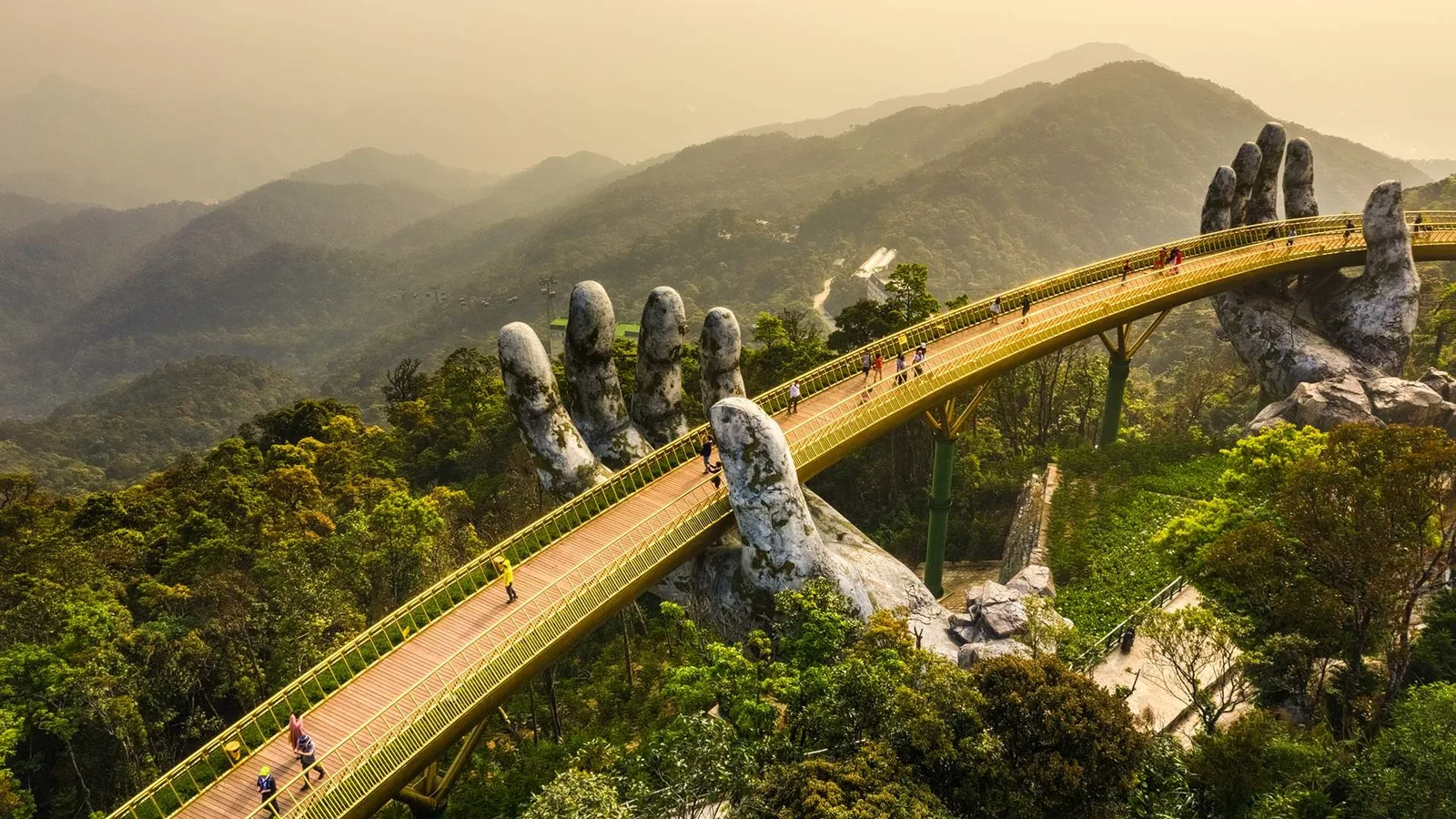 Cầu Vàng với hai bàn tay đá vươn trên núi rừng Bà Nà