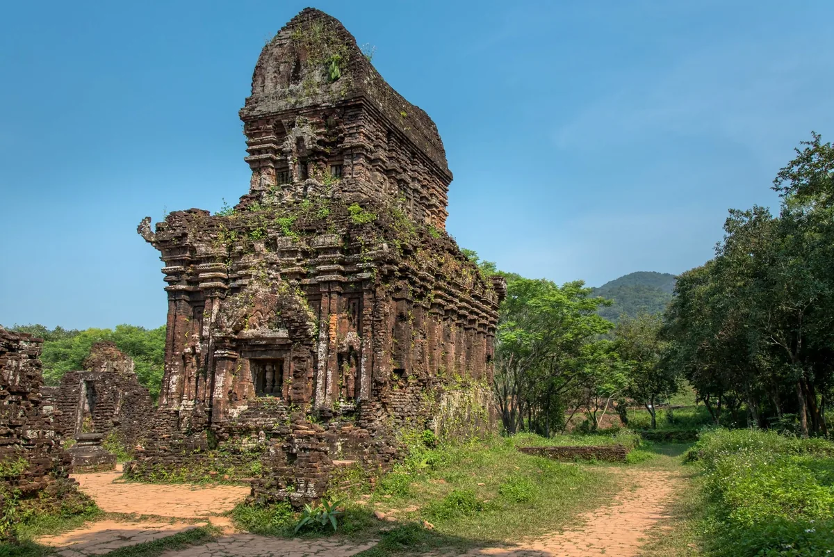 Cụm tháp gạch Chăm cổ giữa thung lũng cây xanh